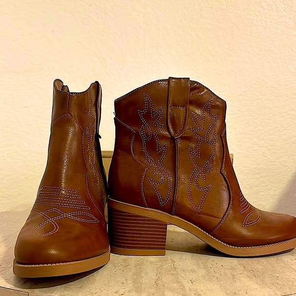 PIZZ ANNU Women’s embroidered western cowboy ankle boots. Size 8. Never worn. - Picture 5 of 5